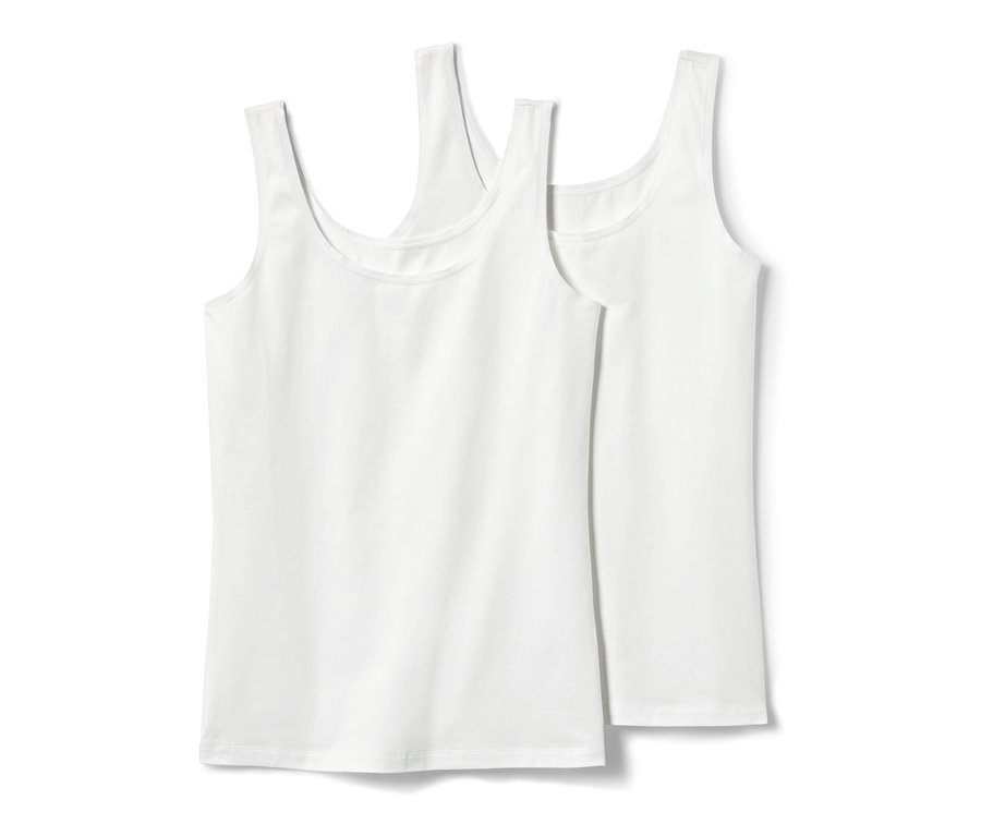 İki adet beyaz atlet, 2'li, üst üste duruyor.