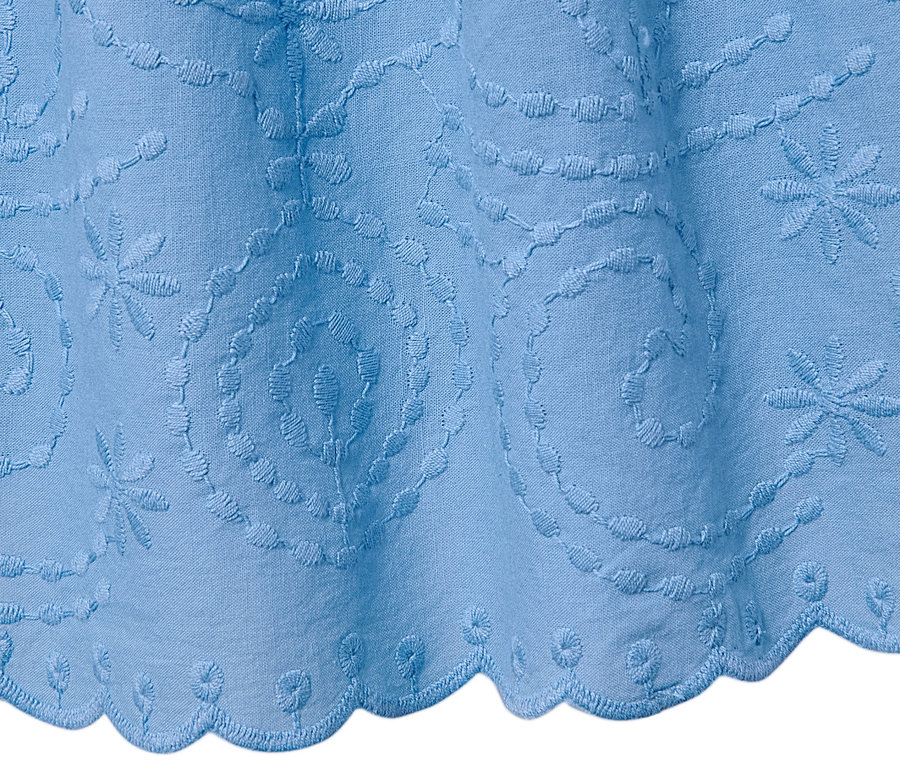 Açık mavi nakışlı dokuma elbise detayı.