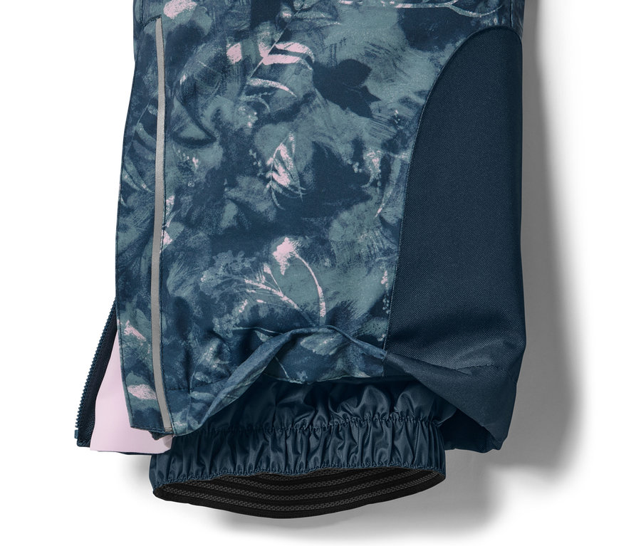 Tamamı baskılı çocuk kayak pantolonunun detayı.