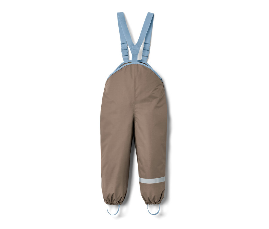 Mavi askılı, kahverengi küçük çocuk yağmur pantolonu.