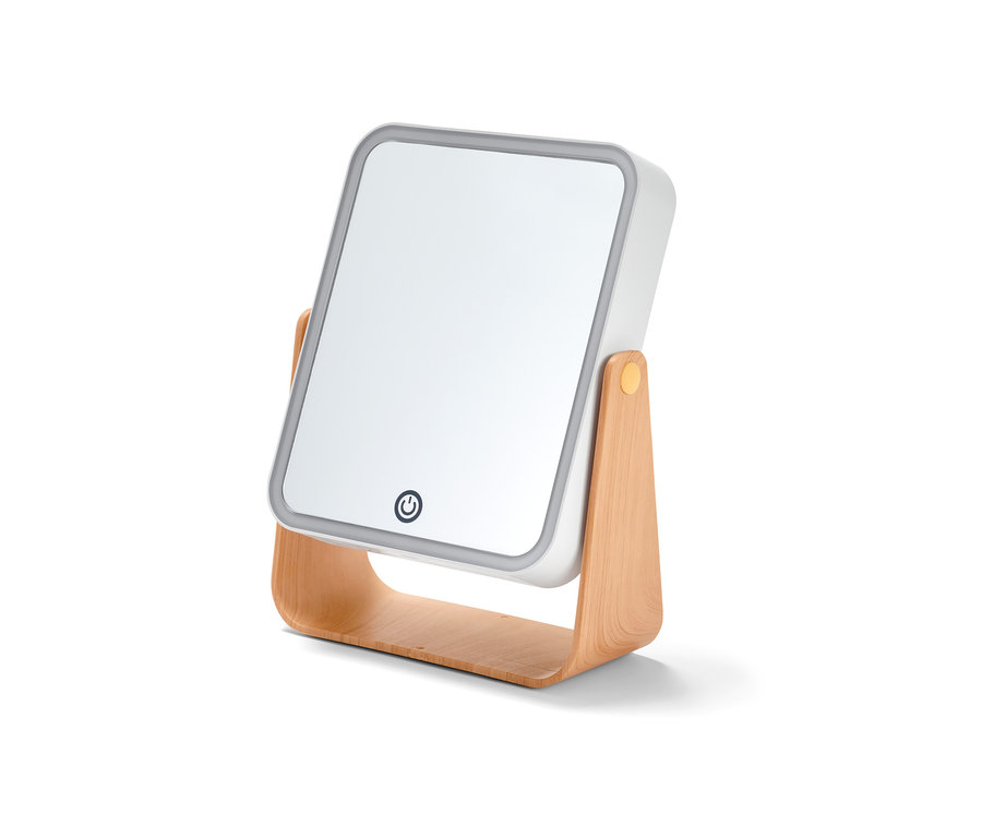 Ahşap stand üzerinde LED'li makyaj aynasının yakın çekimi.