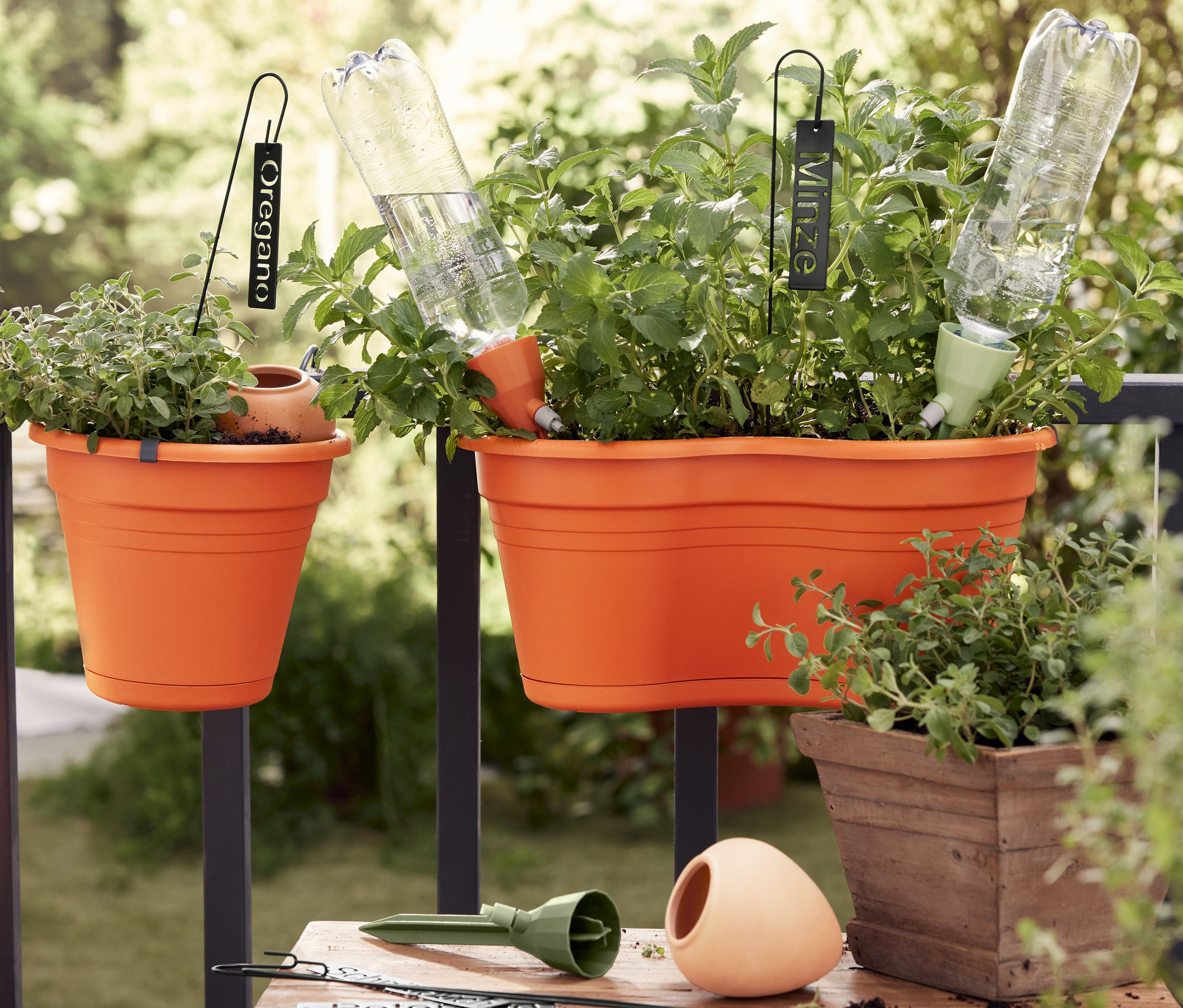 Balkon Askılı İkili Saksı, Balkon Askılı Saksı, 3 Adet Sulama Çubuğu, 2 Adet Kil Sulama Yardımcısı ve LED lamba bulunan balkon.