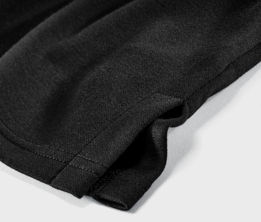 Siyah renkli, 3/4 kol detaylı sweatshirt'ün yakından çekilmiş fotoğrafı.