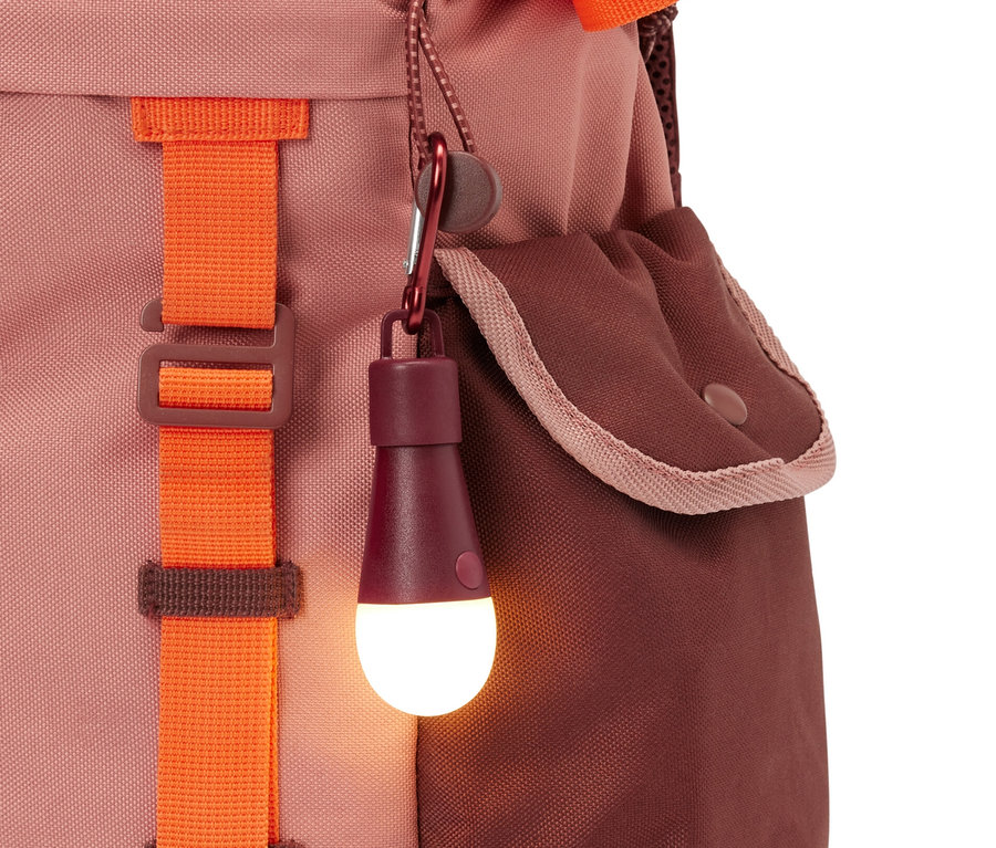 Sırt çantasına takılmış 3 adet dekoratif LED lamba.