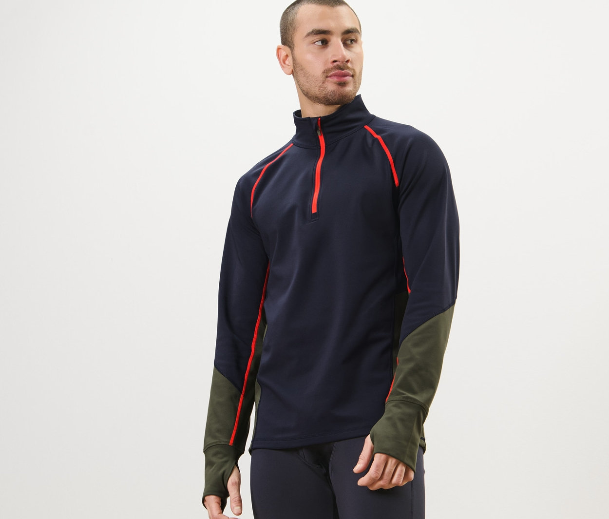 Adam Fonksiyonel Termal Uzun Kollu Tişört, lacivert tayt giymiş ve poz veriyor.