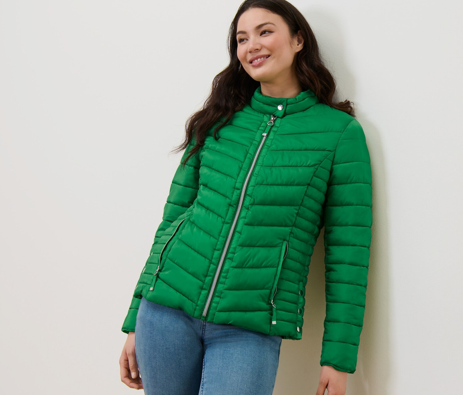 Kadın kapitone montuyla poz veriyor