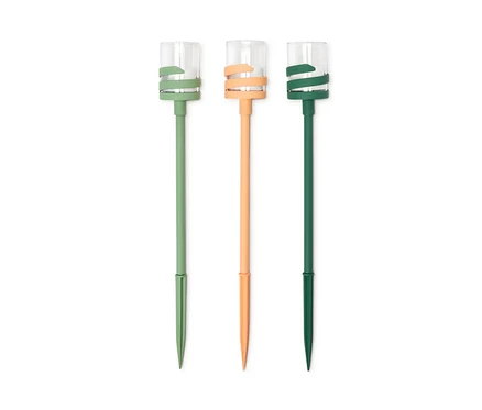 Yeşil, turuncu ve koyu yeşil renklerde üç adet LED'li Outdoor Kazığı.