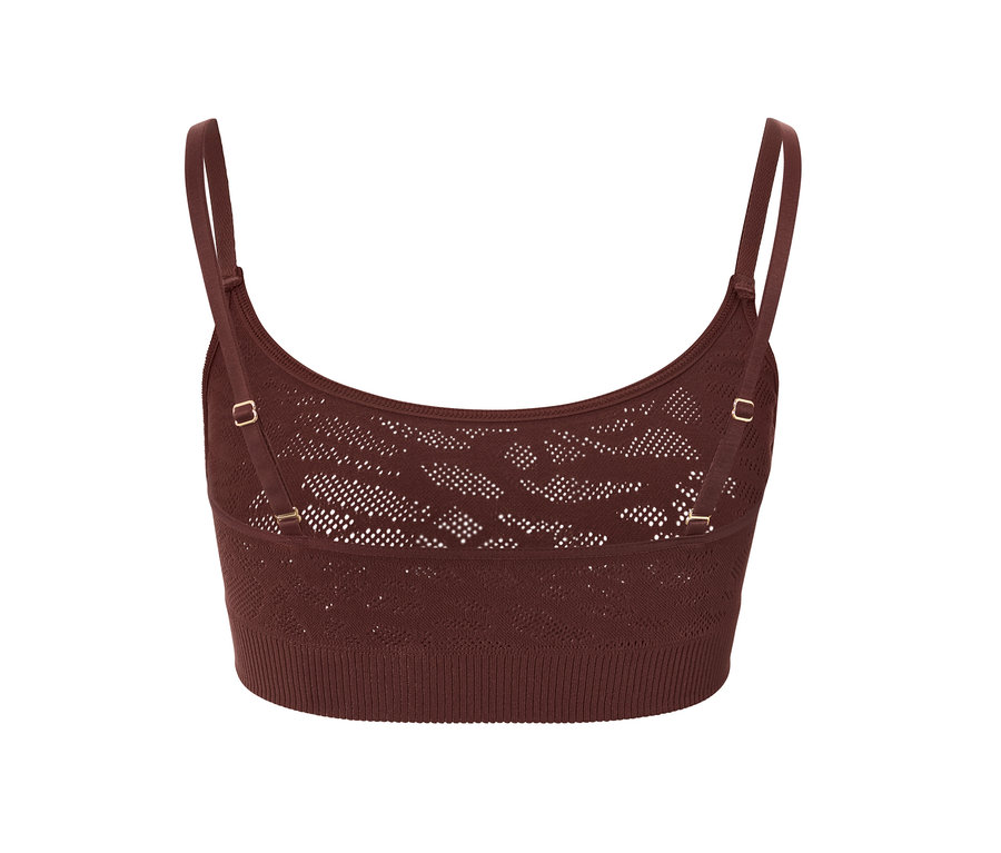 Kahverengi dantel görünümlü dikişsiz büstiyerin yakın çekim detayı.
