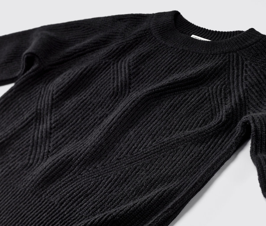 Siyah örgü kazağın yakın çekimi