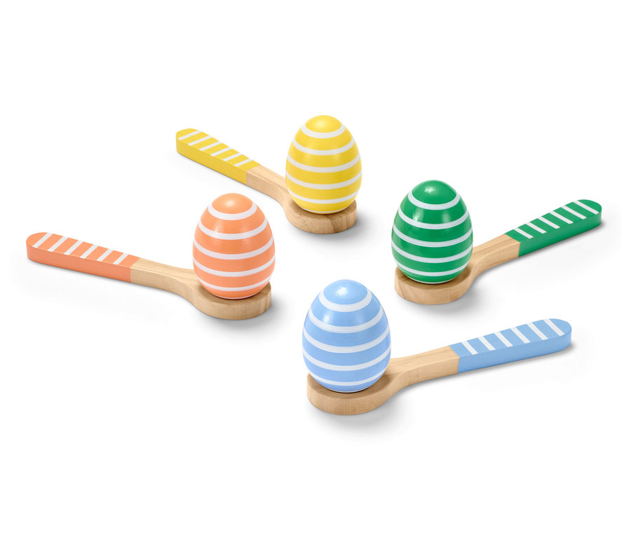Yumurta Yarışı Oyunu: Beyaz şeritli, renkli (sarı, turuncu, yeşil ve mavi) yumurtaların olduğu dört tahta kaşık.