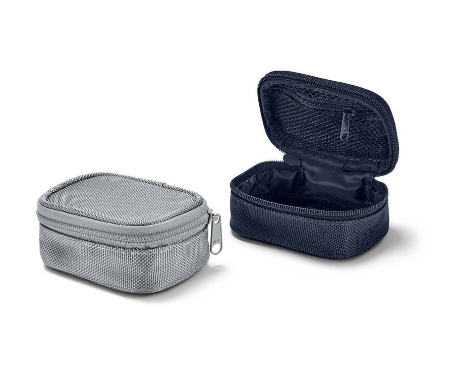 İki adet mini seyahat düzenleme çantası: biri gri kapalı ve biri lacivert açık. 