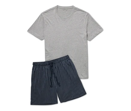 Gri kısa pijama takımı, tişört ve çizgili şorttan oluşur.