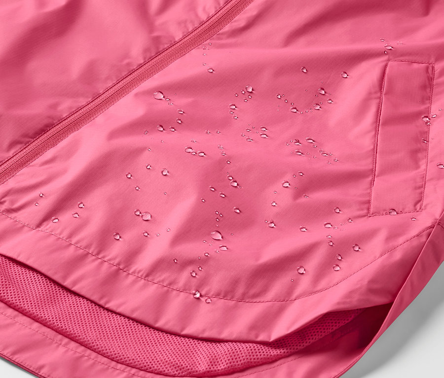 Su damlaları olan pembe bir yağmurluk detayı.