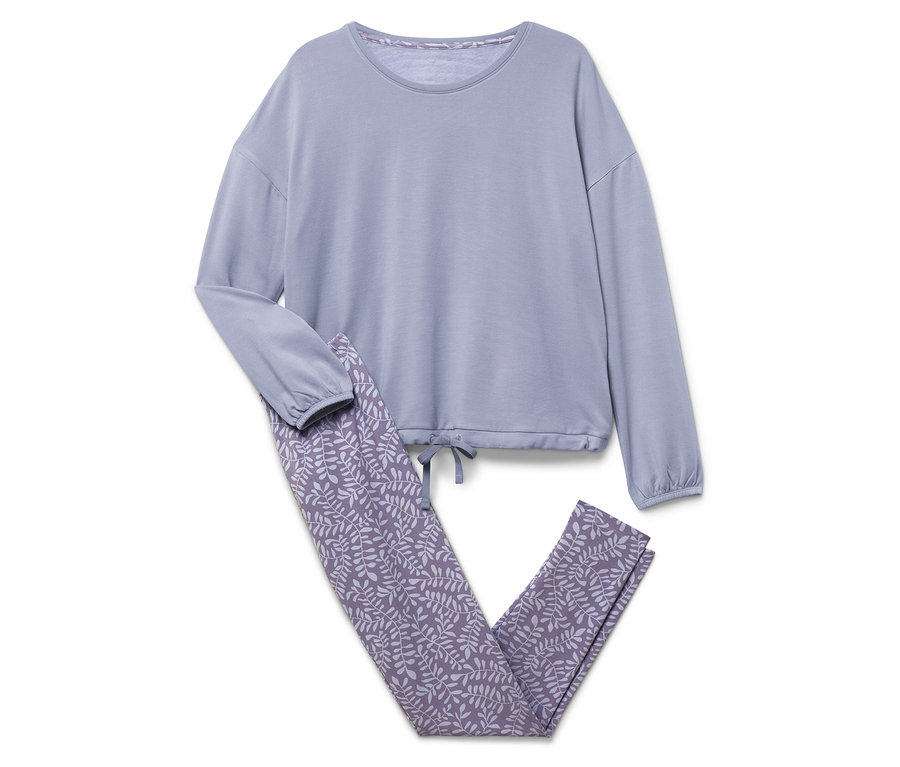 Mavi uzun kollu bir pijama üstü ve yaprak desenli bir pantolon beyaz bir arka plan üzerinde duruyor.