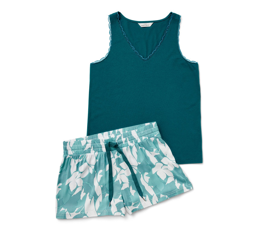 Çiçekli şortlu yeşil şortlu pijama takımının yakın çekimi.