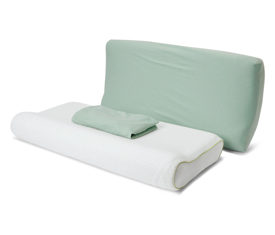 Beyaz bir yastığın üzerinde iki adet yeşil jarse boyun yastığı kılıfı duruyor.