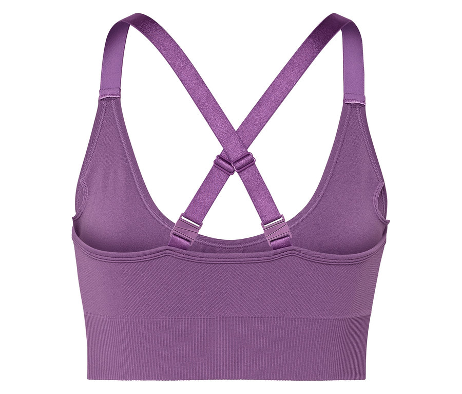 Arkada çapraz askıları olan mor bir spor sütyeninin detaylı görüntüsü.