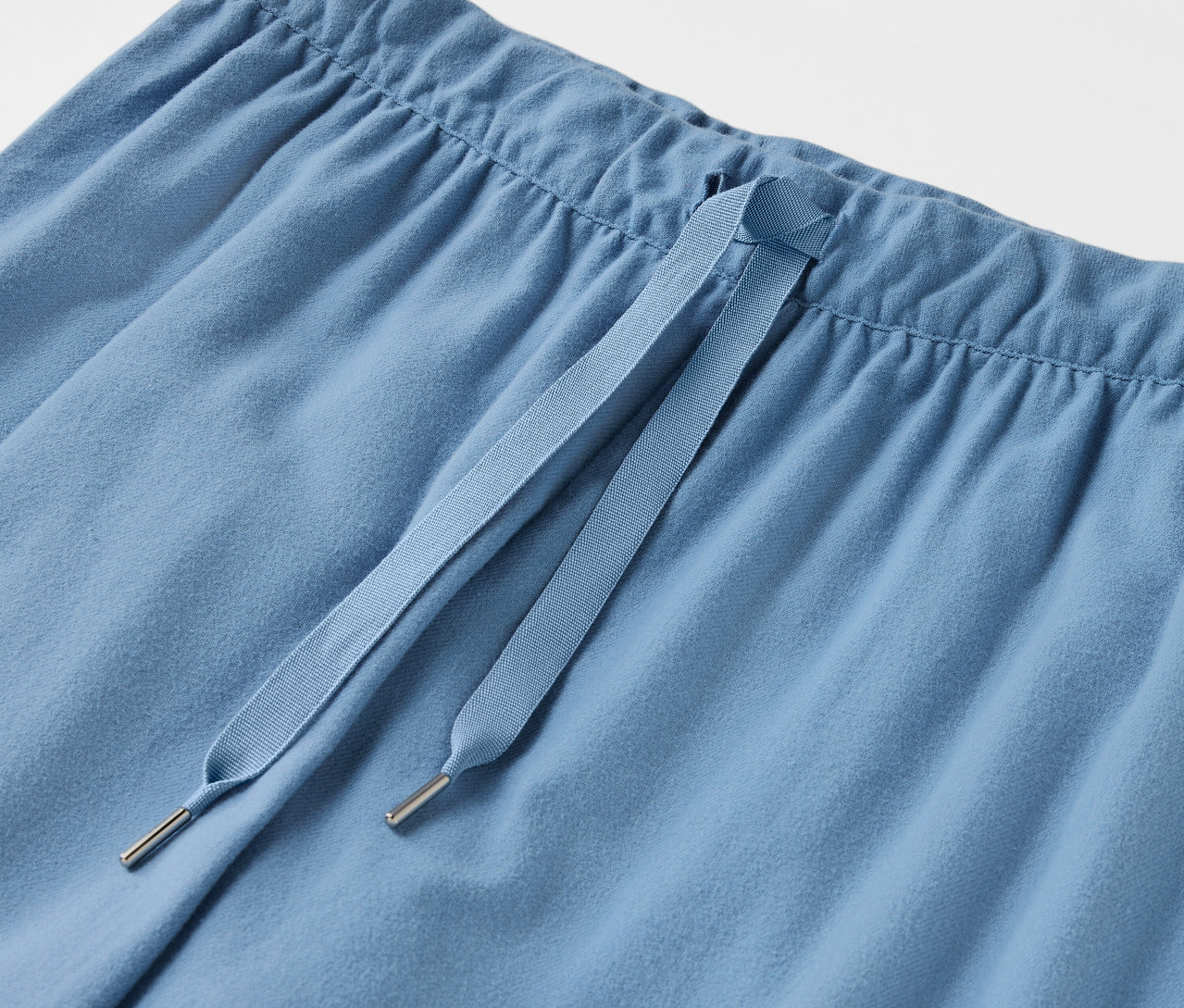 Açık mavi renkli, ipli bir pantolonun yakın çekimi.