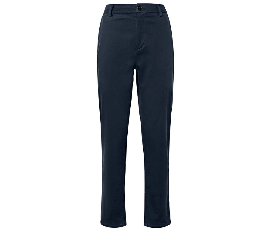 Beyaz bir arka plan üzerinde duran lacivert kumaş pantolon.