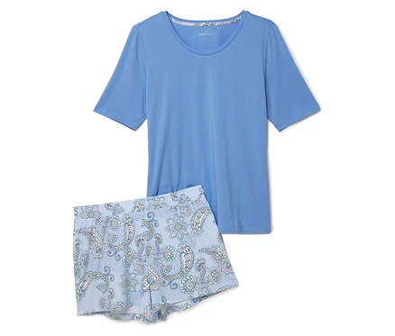 Tişört ve peştemal desenli şorttan oluşan mavi kısa pijama takımı.