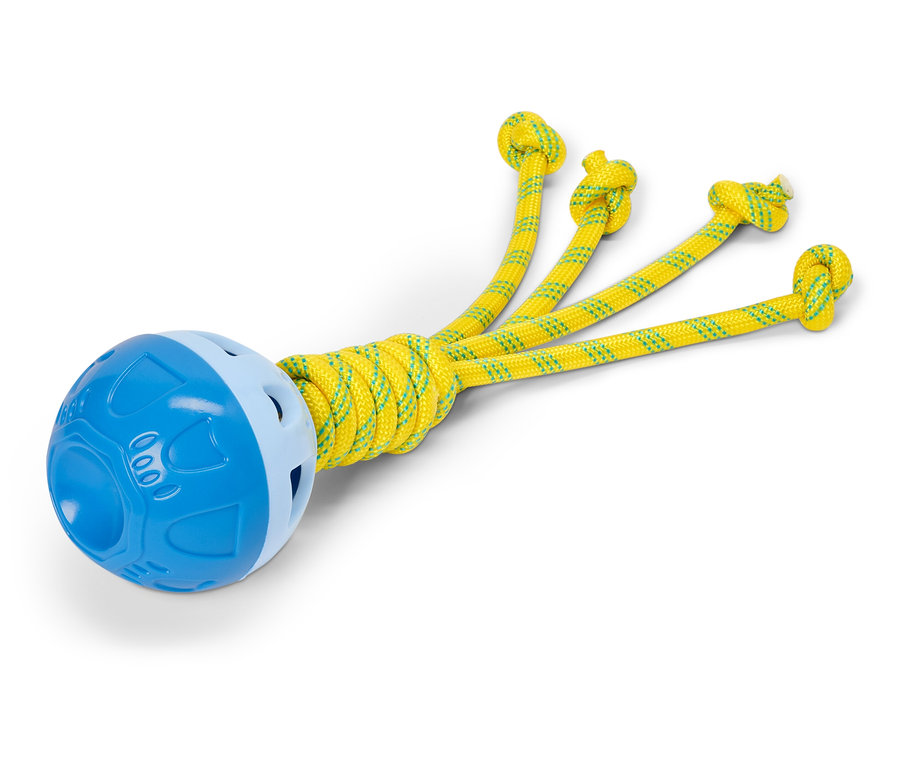 Mavi beyaz bir top, sarı yeşil iplerle beyaz bir zemin üzerinde duruyor.