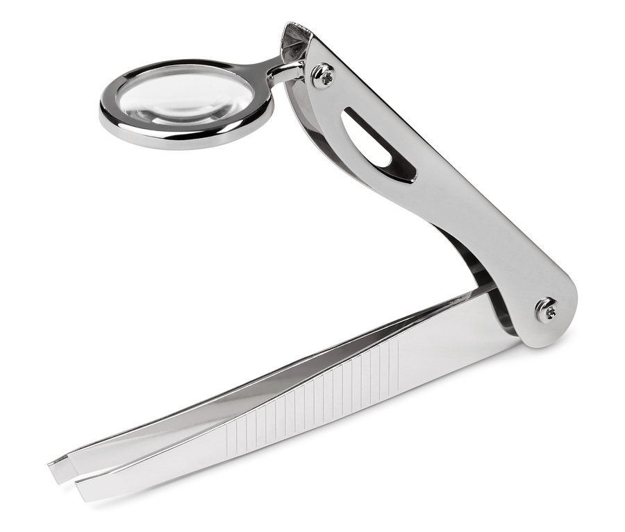 Metalden yapılmış büyüteçli cımbız beyaz bir arka plan üzerinde duruyor.