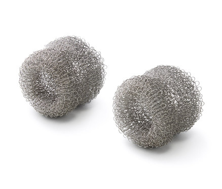 Beyaz bir arka plan üzerinde iki adet kireç toplayıcı.