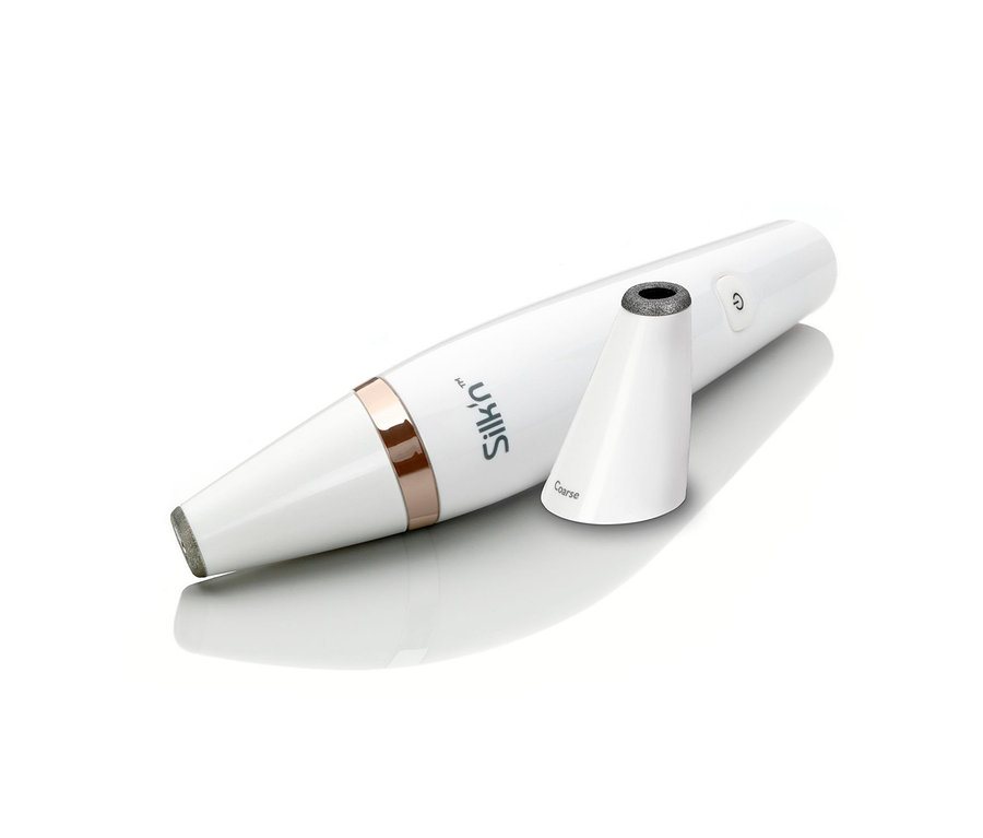 Silk’n® ReVit Essential Mikro Dermabrazyon Aleti bir başlığın yanında duruyor.