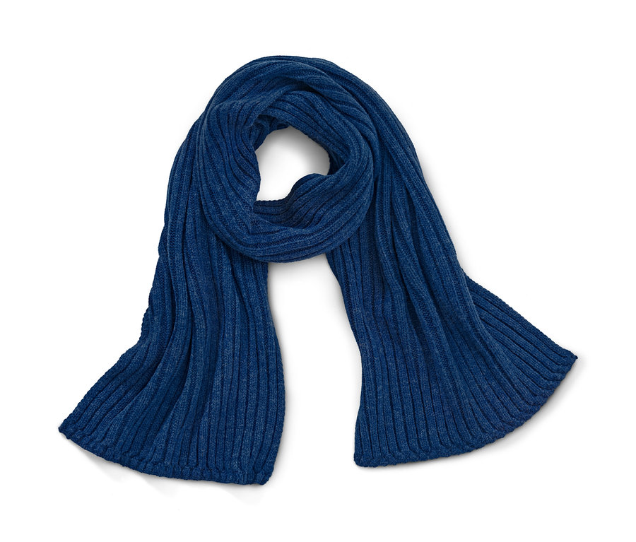 Mavi örgü atkı beyaz bir zeminde duruyor.