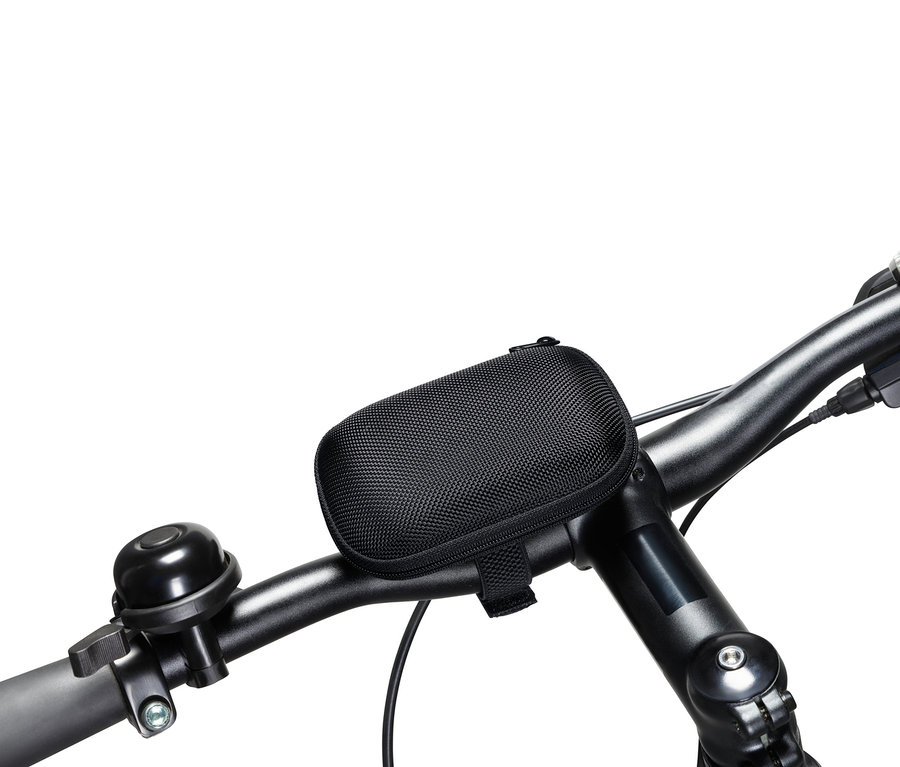 Siyah bir çanta bir bisiklet gidonuna takılı.