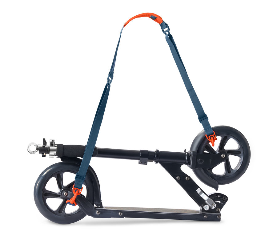 Çok Fonksiyonel Taşıma Kemeri olan siyah scooter