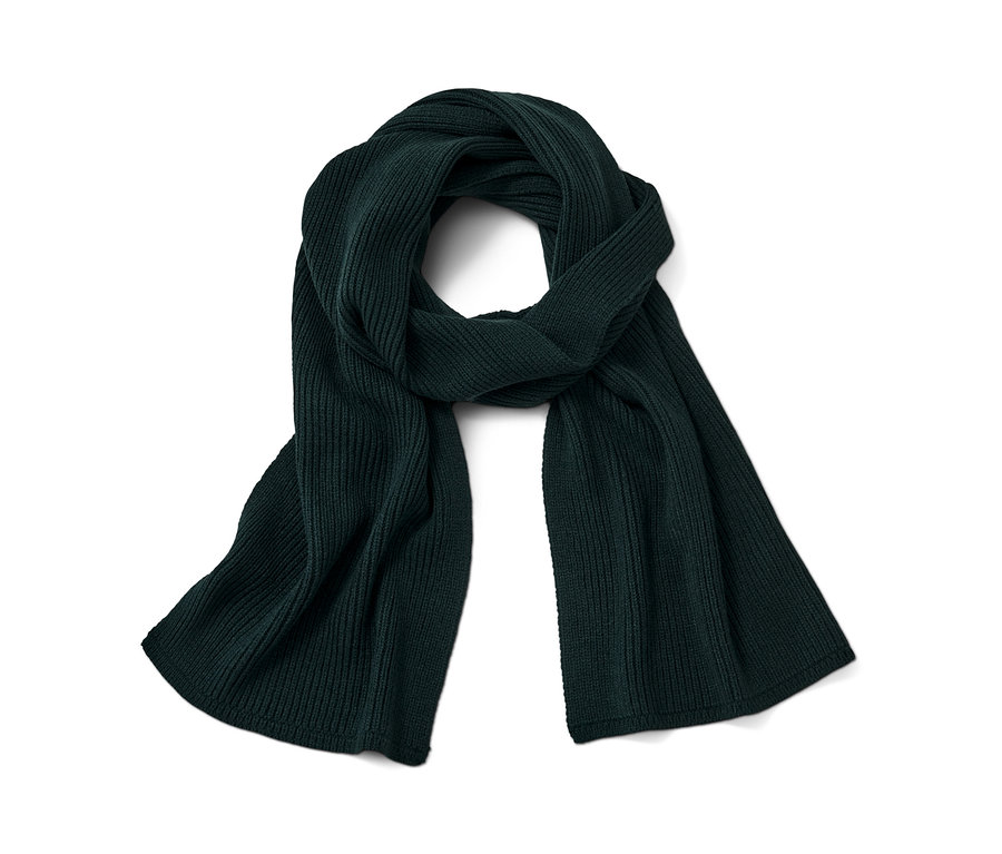 Koyu yeşil örgü atkı beyaz bir arka planda kıvrılmış şekilde duruyor.