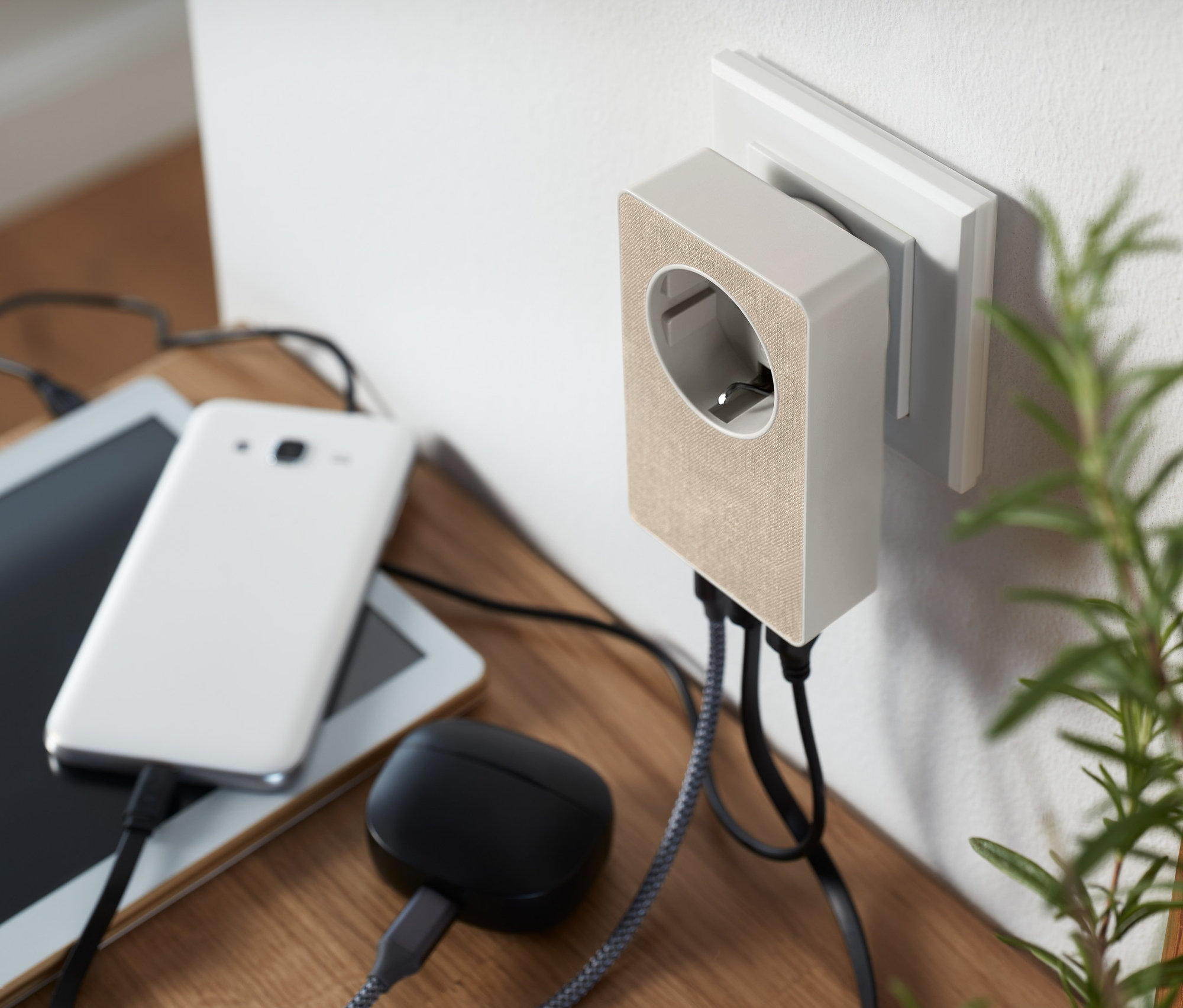 4'ü 1 Arada USB Priz Adaptörü prize takılı, telefon, tablet ve kulaklıklar bağlı.