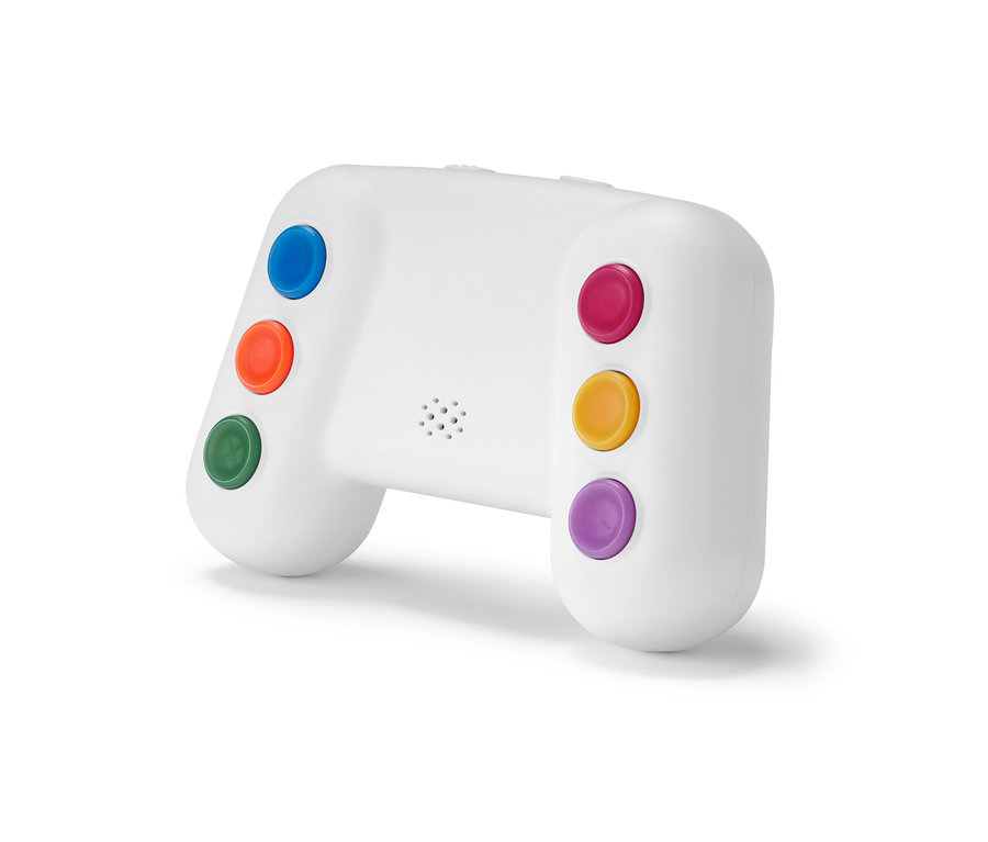 Renkli düğmeleri olan elektronik hafıza oyununun yakın çekimi.