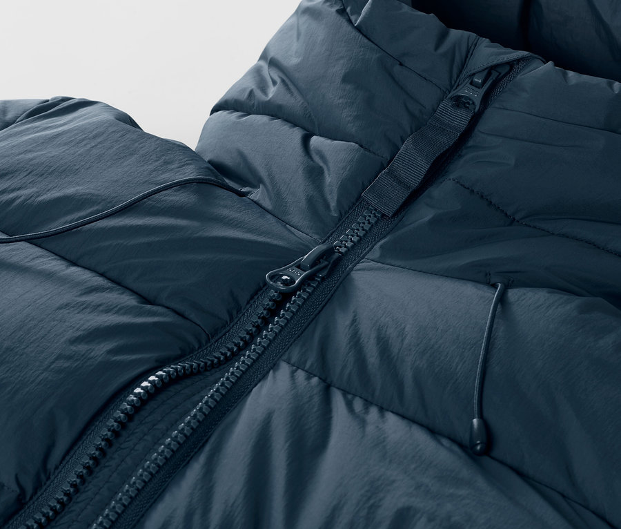 Lacivert kapitone kayak montunun fermuar detayı.