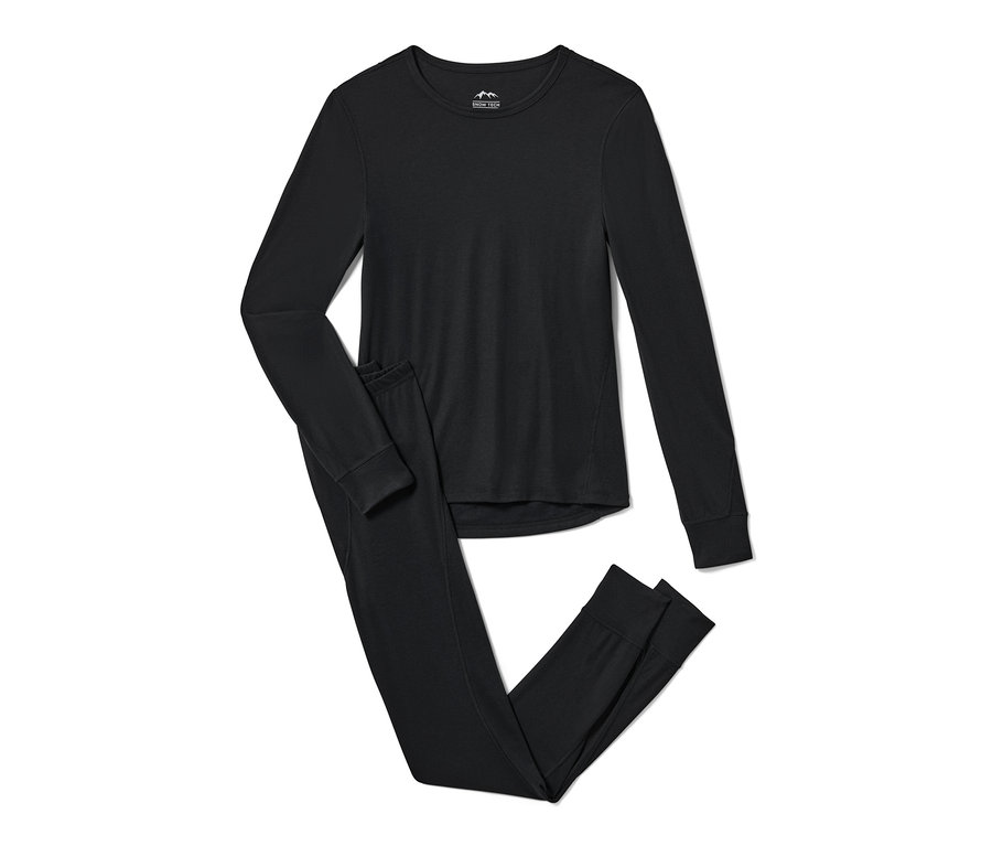 Siyah termal fonksiyonel içlik takımı beyaz bir arka plan üzerinde duruyor.