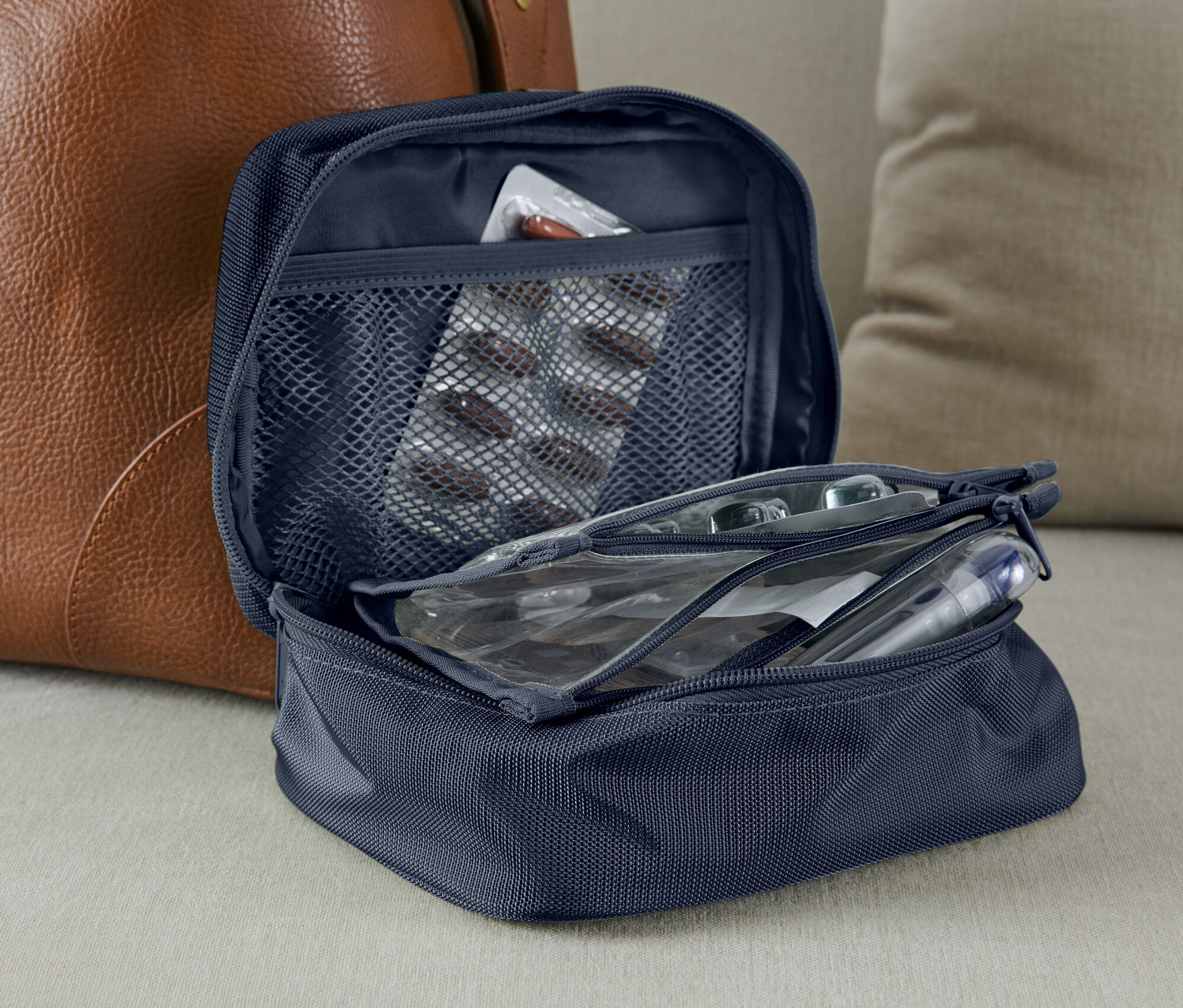 Açık mavi ilaç çantası, ağ cebinde ilaç kartı var.