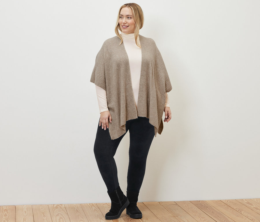 Kadın, Kadife Tayt, Balıkçı Yaka Tişört, Krem Beyaz ve çizme giyiyor.