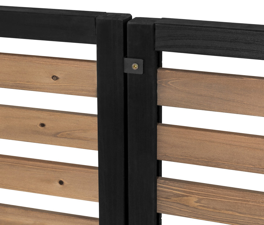 Kahverengi ahşap yatay lamelli ve siyah çerçeveli »Elin« raflı paravan modülünün yakın çekimi.