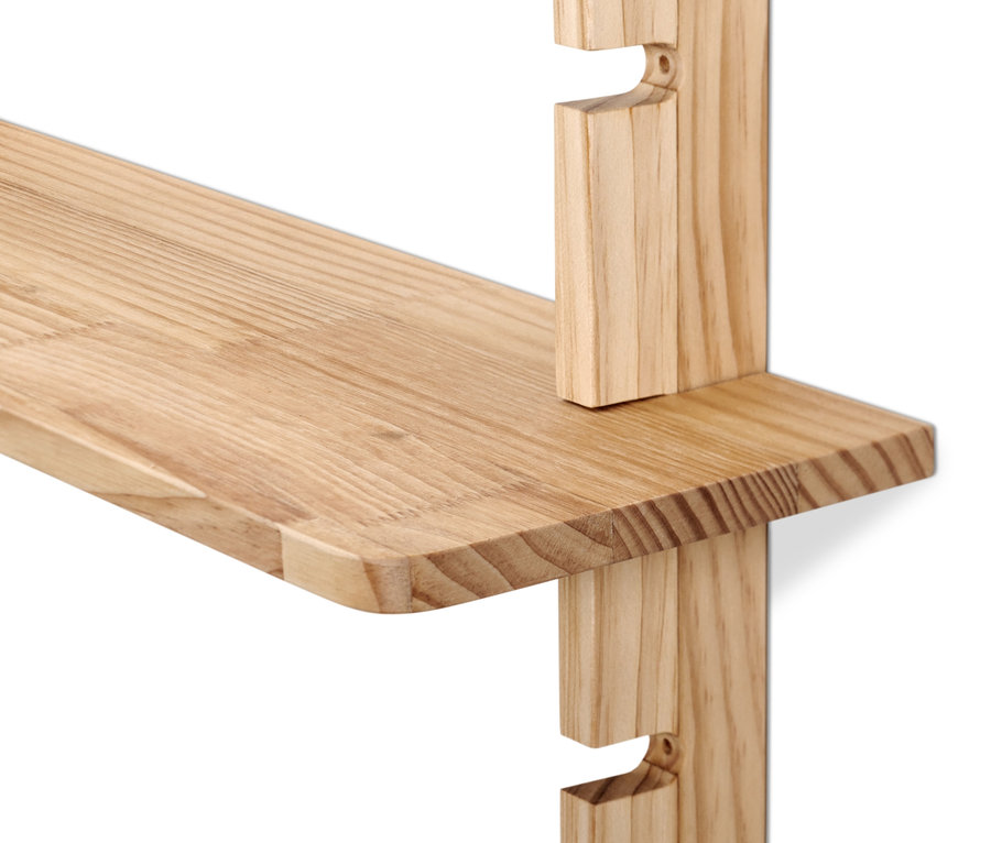 Yüksekliği ayarlanabilir 4 raflı bir duvar rafının detayı.