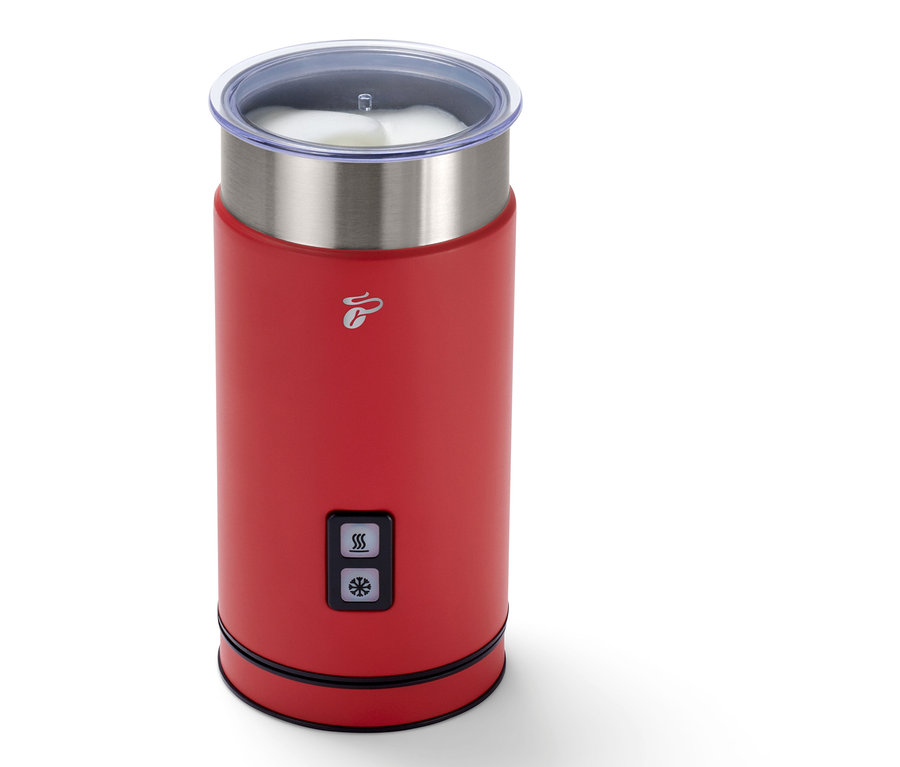 Kırmızı bir elektrikli süt köpürtücü.