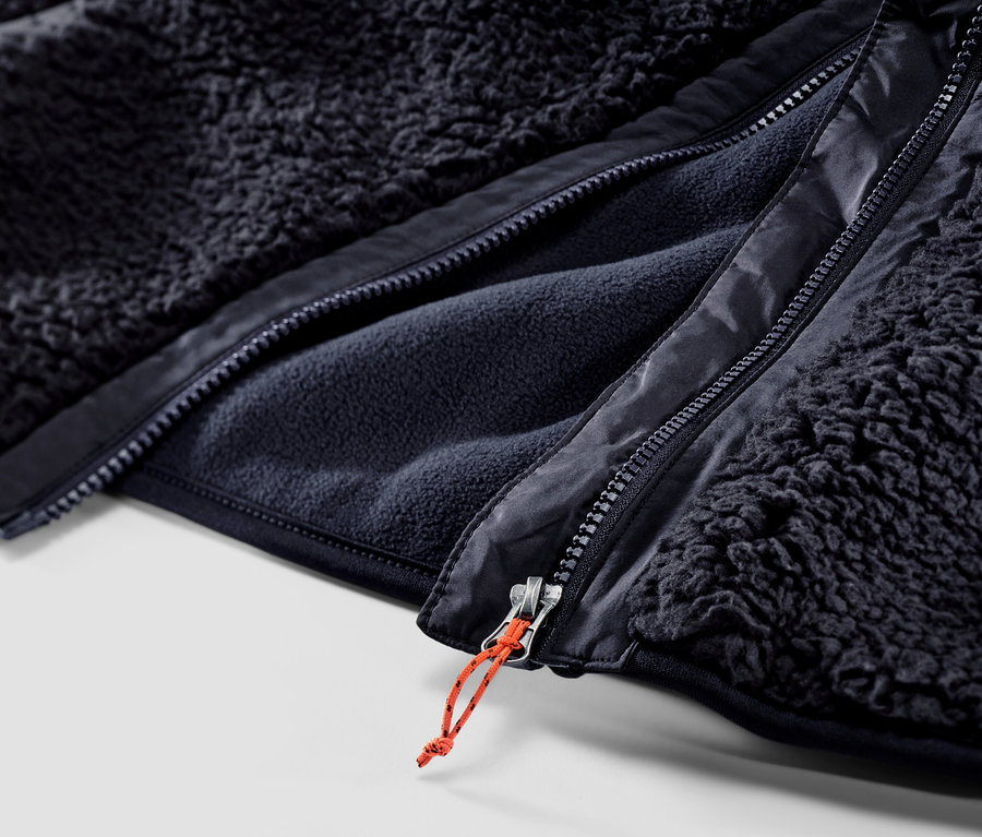 Teddy yeleğin fermuarının yakın çekimi.