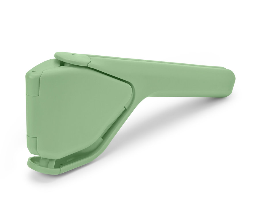 Beyaz arka planda yeşil, yer kaplamayan narenciye sıkacağı.