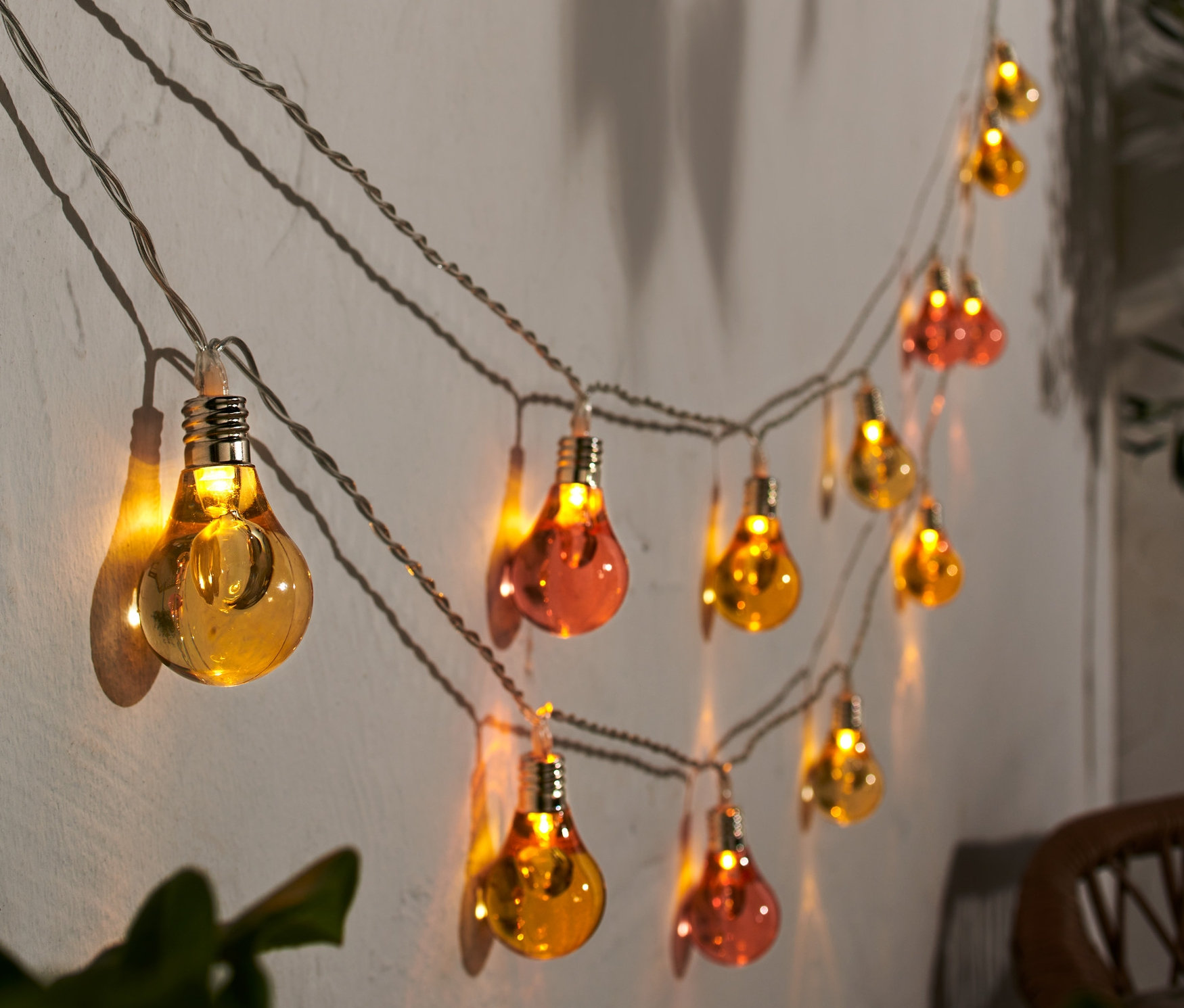 Duvara asılmış ampullü LED Işık Zinciri.