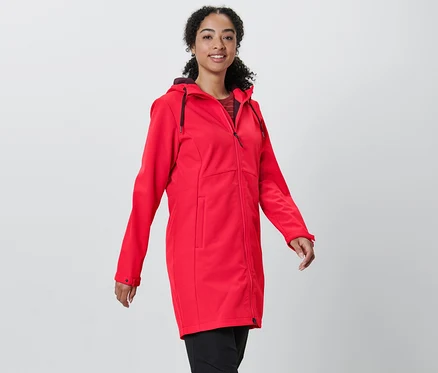 Kadın kırmızı softshell mont giyiyor.