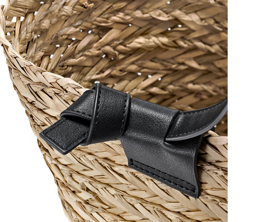 Siyah deri saplı bir sepet çantanın yakın çekimi.