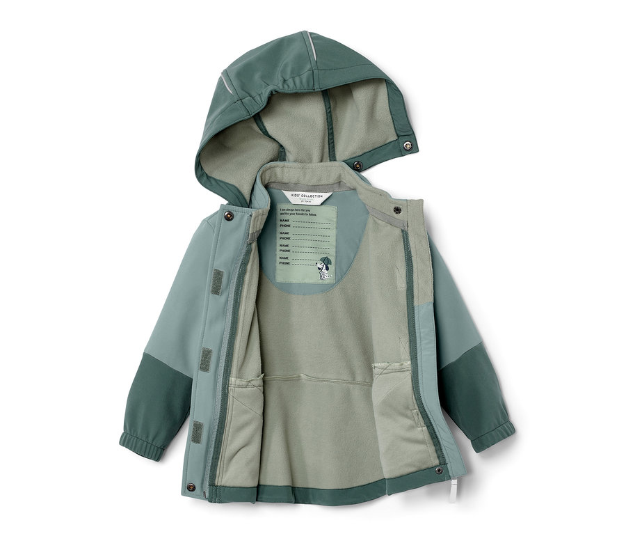 Yağmurda Renk Değiştiren Yeşil Çocuk Softshell Mont, açık ve beyaz bir arka plan üzerinde serilmiş.