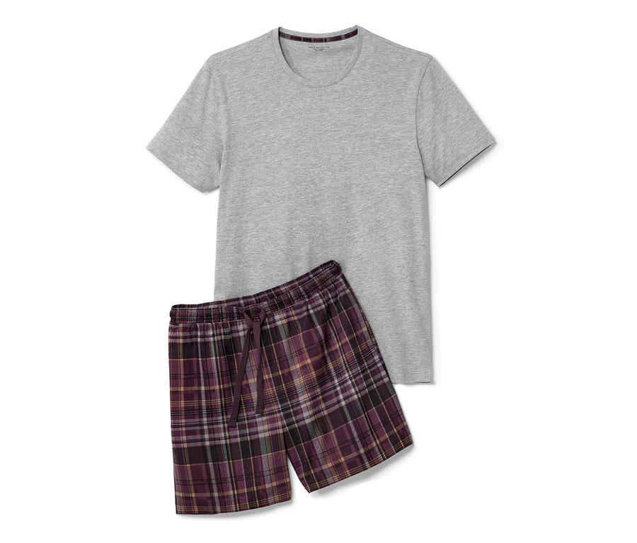 Gri tişört ve ekose şortlu pijama takımı.
