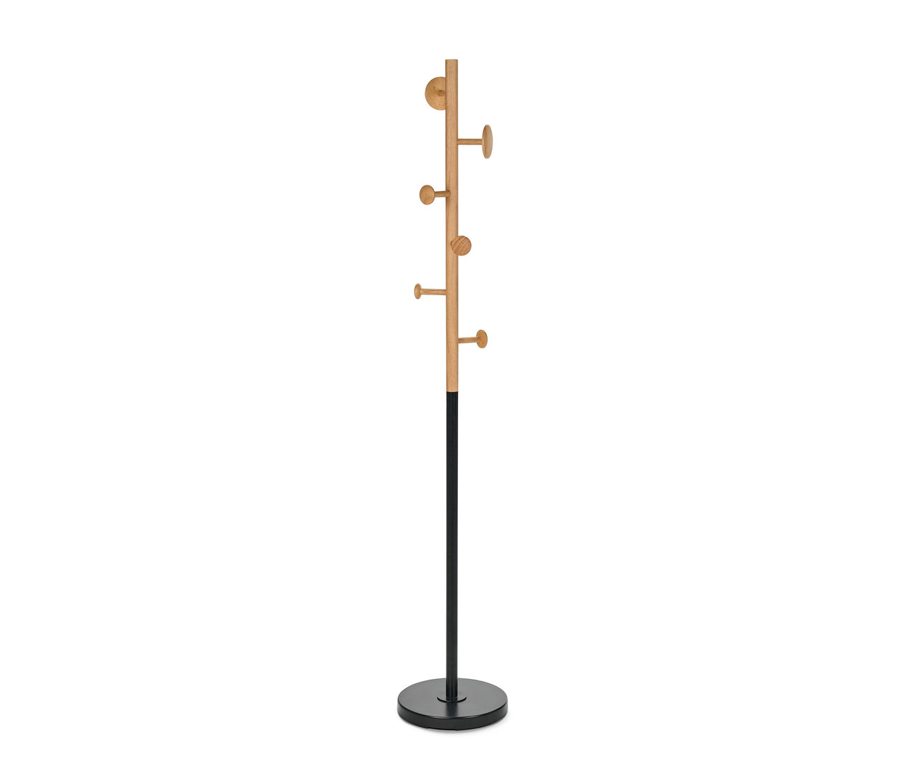 Ahşap askıları ve siyah tabanı olan elbise askısı.