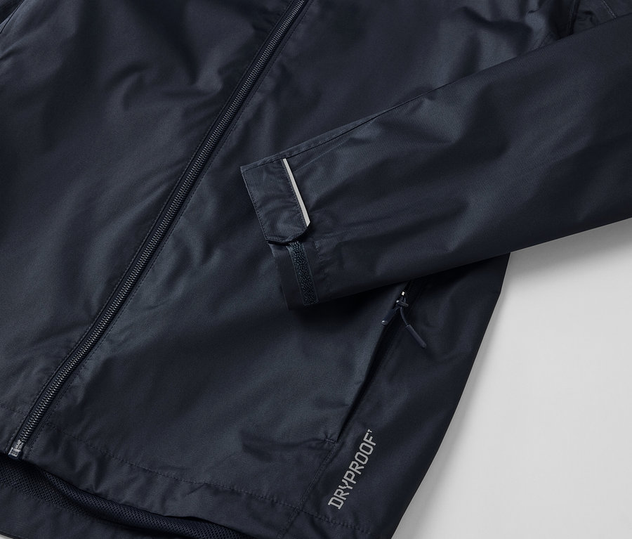 Kol üzerinde reflektif şerit bulunan koyu renkli bir unisex yağmurluğun yakın çekimi